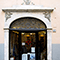 Portale d'ingresso dell'ex Farmacia Cepellini, attualmente sede di una legatoria artigiana, Pontremoli.
