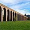 Gli archi dell'Acquedotto Nottolini con il contrafforte nella campagna lucchese, Lucca.