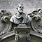 Busto marmoreo di Galileo Galilei sopra il portone d'ingresso del Palazzo dei Cartelloni, Firenze.
