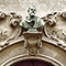 Busto marmoreo di Galileo Galilei sopra il portone d'ingresso del Palazzo dei Cartelloni, Firenze.