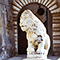 Scultura di leone nel centro storico di Pitigliano.