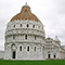 La piazza dei Miracoli a Pisa. In primo piano il Battistero, dietro il Duomo e la celebre Torre pendente.