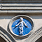 Ceramica raffigurante un bambino in fasce sulla facciata dell|Ospedale degli Innocenti, Firenze.