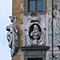 Busti sulla facciata della Scuola Normale Superiore, Pisa.