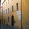 Facciata del palazzo comunale di Campiglia Marittima su cui si trova la tavola di conversione delle misure.