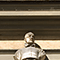 Busto sulla facciata dell'Ospedale di Santa Maria Nuova, Firenze.