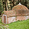 Una piccola costruzione nel Bosco Inglese del Castello di Brolio, Gaiole in Chianti.
