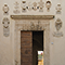 Ingresso del palazzo comunale di San Casciano dei Bagni, antica sede della Farmacia.