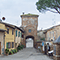 La piazzetta contenuta fra le due cerchia di mura della Grancia di Cuna, Monteroni d'Arbia.