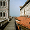 Il camminamento lungo il perimetro del Duomo di S. Maria del Fiore di Firenze. Il tetto al centro della foto � la copertura della navata laterale.
