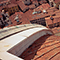 Visione ravvicinata di uno degli otto costoloni ricoperti di marmo bianco che caratterizzano la Cupola di Santa Maria del Fiore di Firenze.