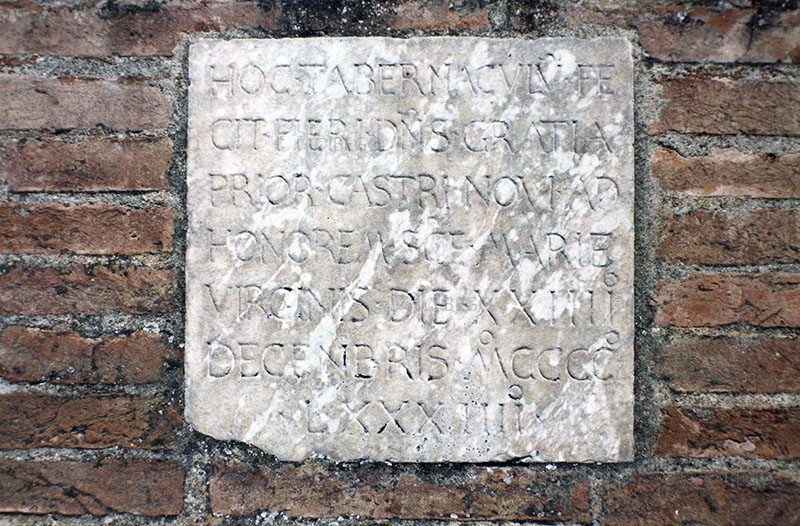 Ancient commemorative plaque affixed to the Tabernacle of the Madonna of the Cough, bearing Benozzo’s name and the date of the work (24th December 1484).