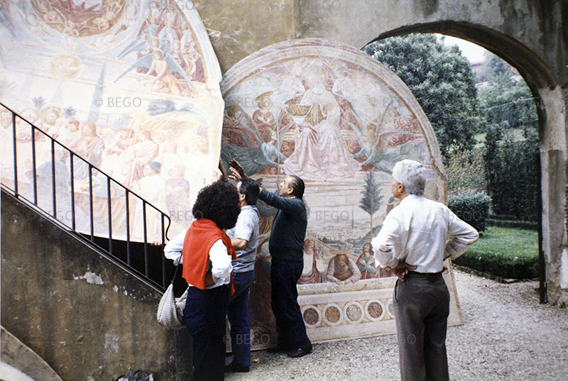 Il trasferimento degli affreschi del tabernacolo della Madonna della Tosse dai magazzini della Soprintendenza di Firenze a Castelfiorentino (anni Ottanta).