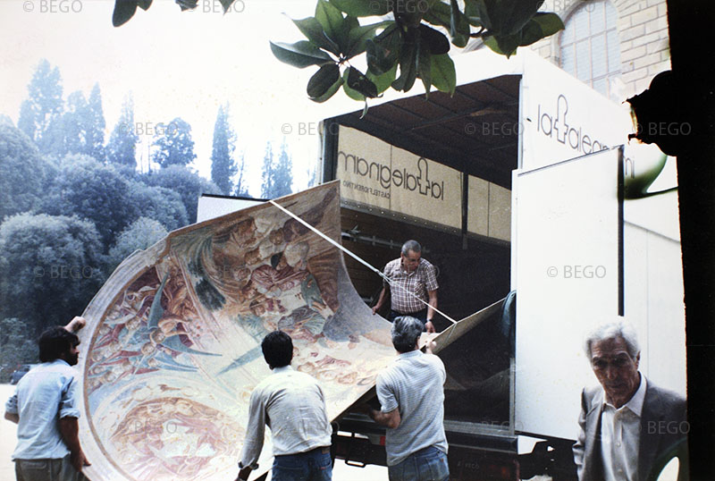 Transfer of the Tabernacle of the Madonna of the Cough frescos from storage at the Florentine Fine Art Superintendence to Castelfiorentino (1980s).