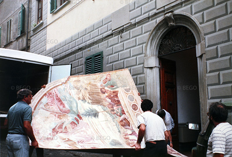 Il trasloco degli affreschi del tabernacolo della Madonna della Tosse nella Biblioteca di Castelfiorentino (anni Ottanta).
