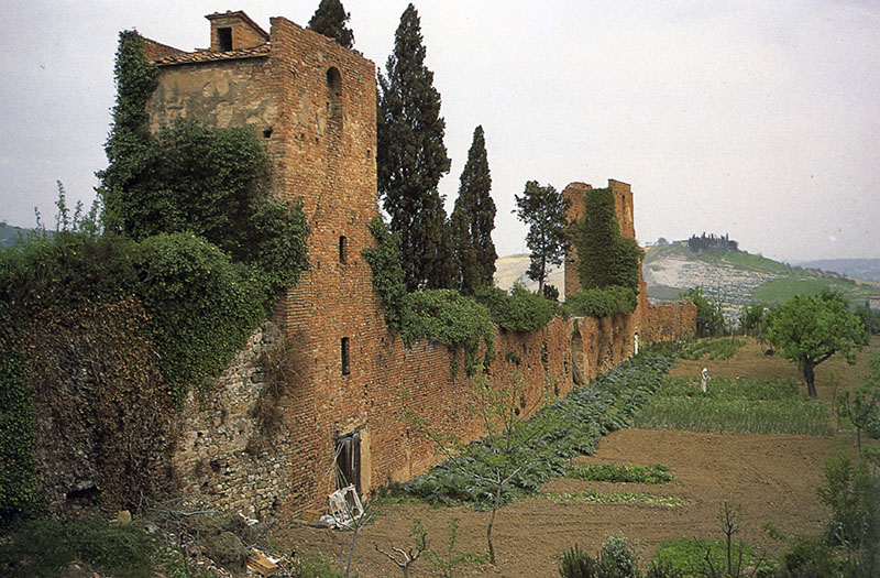 Veduta delle mura di Castelfiorentino.