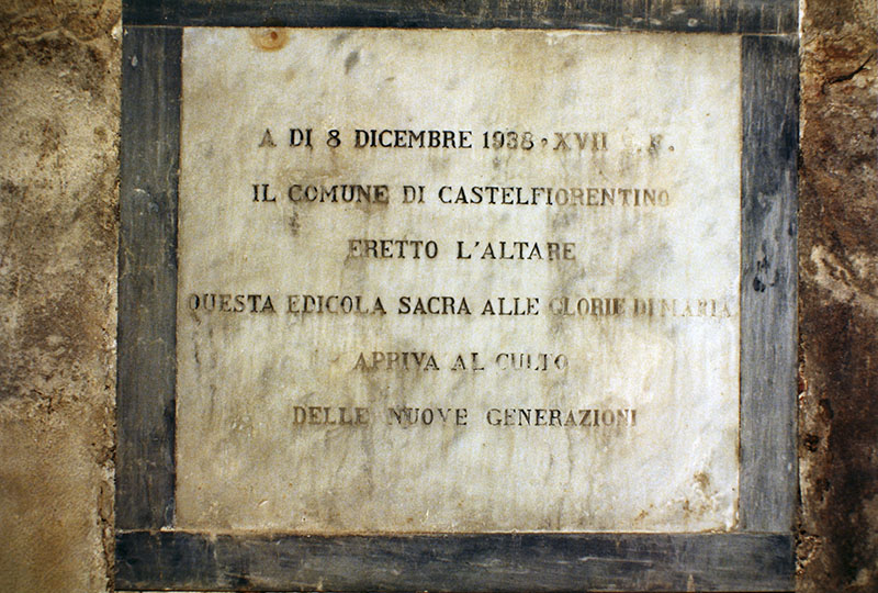 Lapide commemorativa apposta alla cappella del tabernacolo della Visitazione (1938).