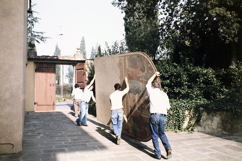 Transfer of the Tabernacle of the Visitation frescos from storage at the Florentine Fine Art Superintendence to Castelfiorentino (1980s).