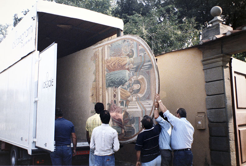 Il trasferimento degli affreschi del tabernacolo della Visitazione dai magazzini della Soprintendenza di Firenze a Castelfiorentino (anni Ottanta).
