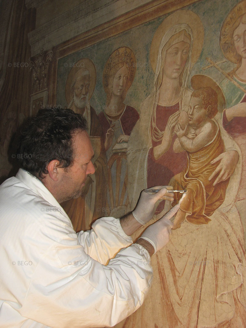 Final cleaning of the frescos with cotton balls soaked in demineralised water.