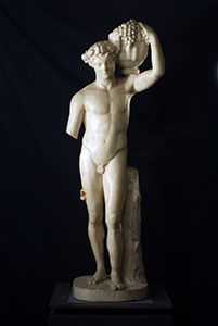 Statua di Fauno con cesto d'uva