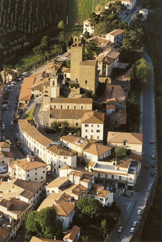 Veduta aerea del castello e del borgo di Vinci, con la casa paterna di Leonardo (in basso al centro).