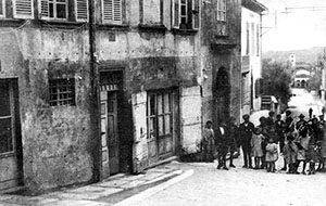 La casa dei Da Vinci nel borgo (poi Casa Corsi), in una cartolina del primo Novecento.