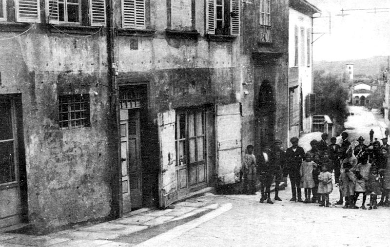 La casa dei Da Vinci nel borgo (poi Casa Corsi), in una cartolina del primo Novecento.