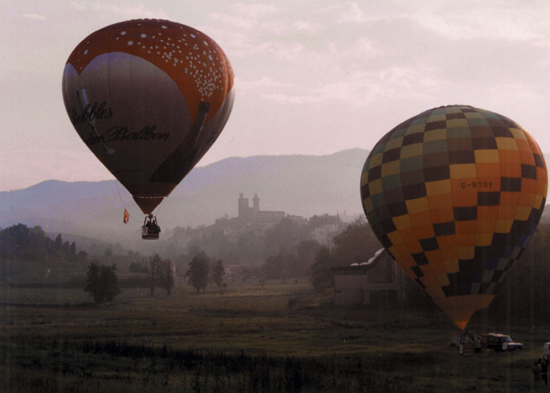 Volo di mongolfiere nel "Giardino di Leonardo" con Vinci sullo sfondo.