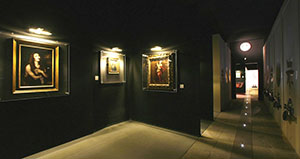 La Sala delle finestre del Museo Ideale Leonardo Da Vinci con dipinti di bottega leonardesca.