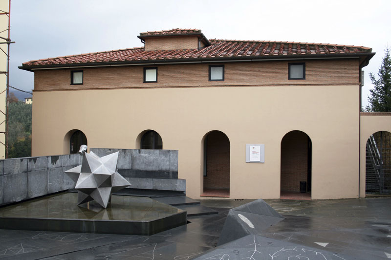 Palazzina Uzielli, ingresso del Museo Leonardiano in Piazza Guidi.