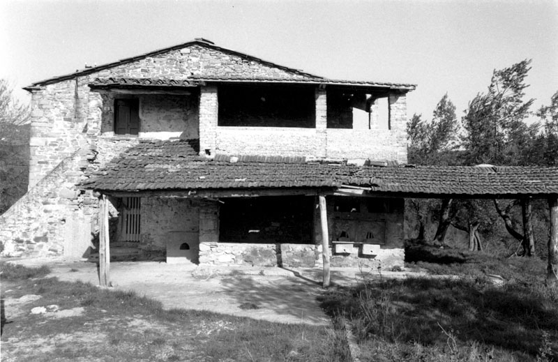 La casa di Arniano che racchiude i resti della chiesa di San Lorenzo, 1973.