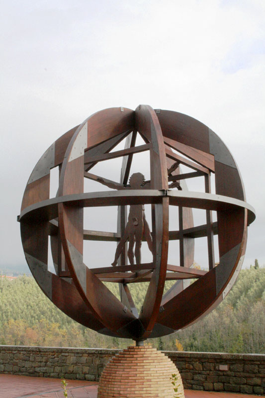 Scultura di Mario Ceroli in Piazza Masi, ispirata all'Uomo vitruviano di Leonardo.