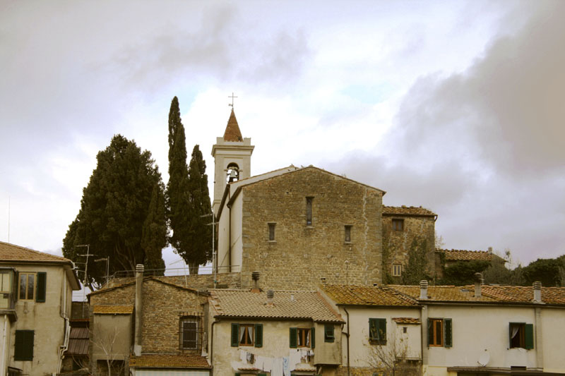 La chiesa di origine romanica di San Pietro a Vitolini nel 2007.