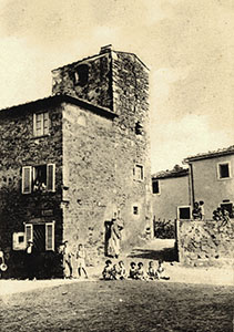 La torre Caparrini del castello medievale di Vitolini agli inizi del Novecento.