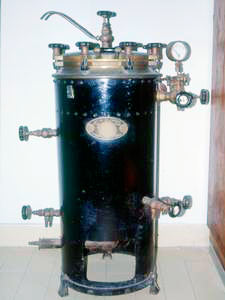 Gas-powered autoclave, 1925, Department of Biorganic Chemistry and Biopharmacy, University of Pisa.