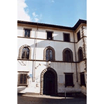 La facciata del Palazzo Comunale, che ospita la Raccolta Archeologica di Borgo a Mozzano.