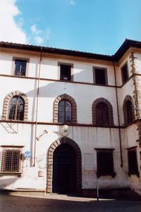 La facciata del Palazzo Comunale, che ospita la Raccolta Archeologica di Borgo a Mozzano.