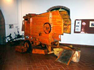 De Antoni threshing machine for hill country , Castellina Marittima, c. 1930, Museo della Vita e del Lavoro della Maremma Settentrionale, La Cinquantina, Cecina.