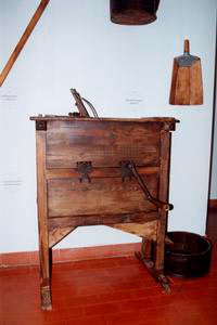 Machine for hulling maize, Ethnographical Museum "Don Luigi Pellegrini", San Pellegrino in Alpe (Castiglione di Garfagnana).