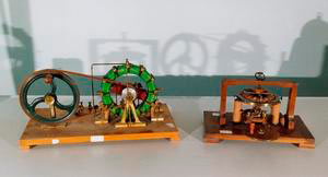 Alternatore polifase (a sinistra) e modello della "Macchinetta" di Pacinotti, Liceo Scientifico Statale "U. Dini", Pisa.