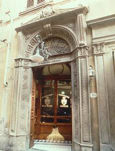 Portale d'ingresso (met sec. XIX) dell'Officina Profumo Farmaceutica di Santa Maria Novella, Firenze.