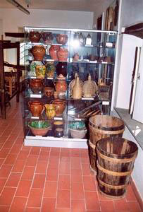 Vetrina con vasellame, Museo Etnografico Santa Caterina, Roccalbegna.