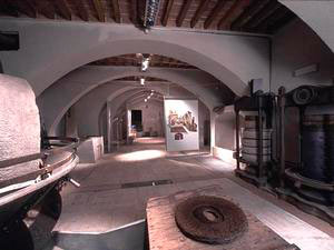 La sala con l'antico frantoio, Museo dell'Antica Grancia di Serre, Serre di Rapolano, Rapolano Terme.