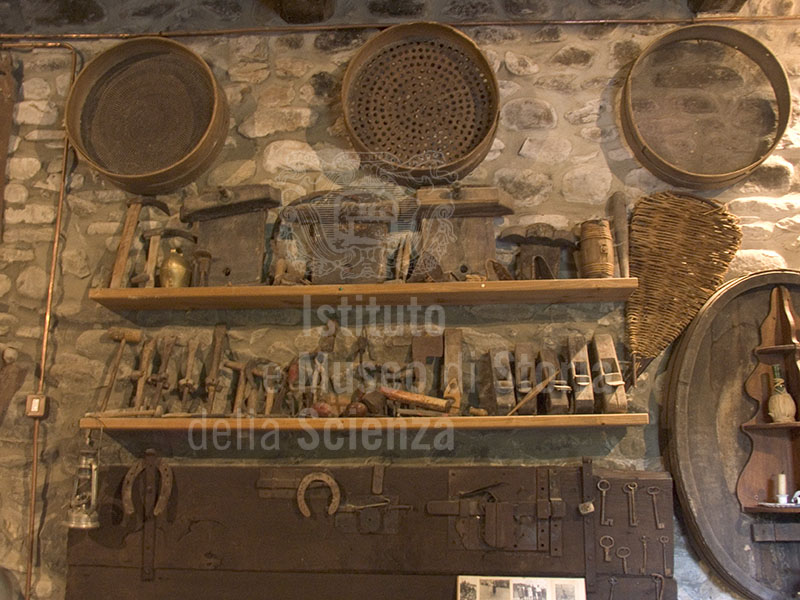 Strumenti di lavoro all'interno del Mulino del Bonano, Castel Focognano.