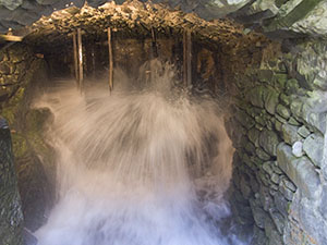Apertura della paratoia del condotto che porta l'acqua al ritrecine, Mulino del Bonano, Castel Focognano.