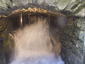 Apertura della paratoia del condotto che porta l'acqua al ritrecine, Mulino del Bonano, Castel Focognano.