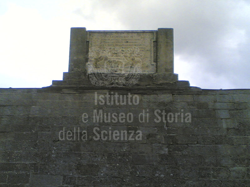 Lapide con iscrizione commemorativa a Leopoldo II, Passo del Muraglione, San Godenzo.