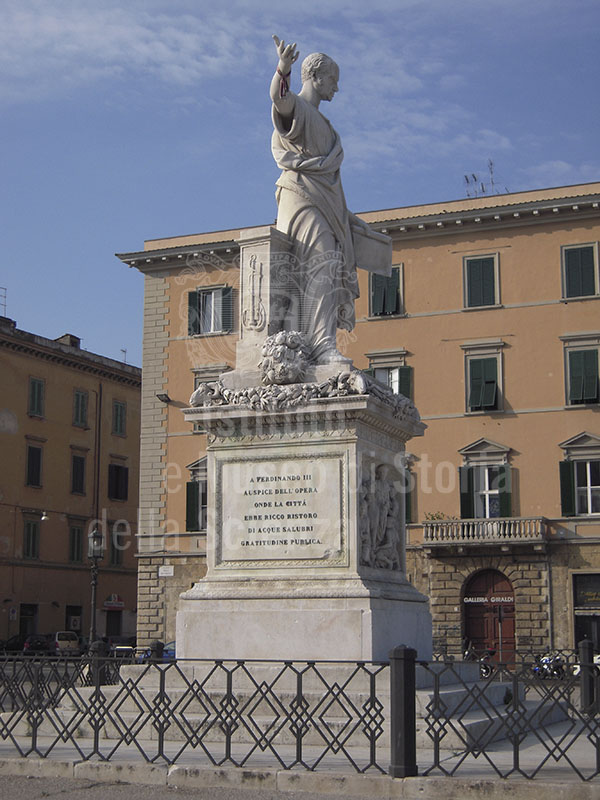 Statua del Granduca Ferdinando III di Lorena in piazza della Repubblica, Livorno.