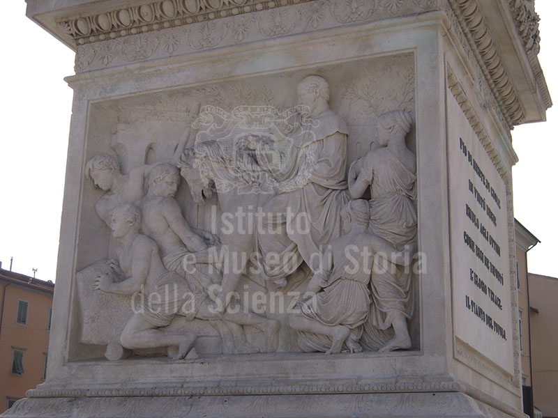 Bassorilievo scolpito sulla base della statua eretta in onore del Granduca Ferdinando III di Lorena in piazza della Repubblica, Livorno